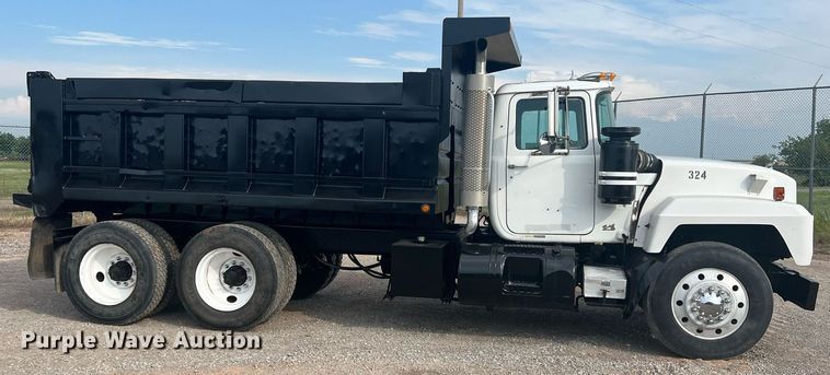 image for item DN3013 2001 Mack RD690S  dump truck