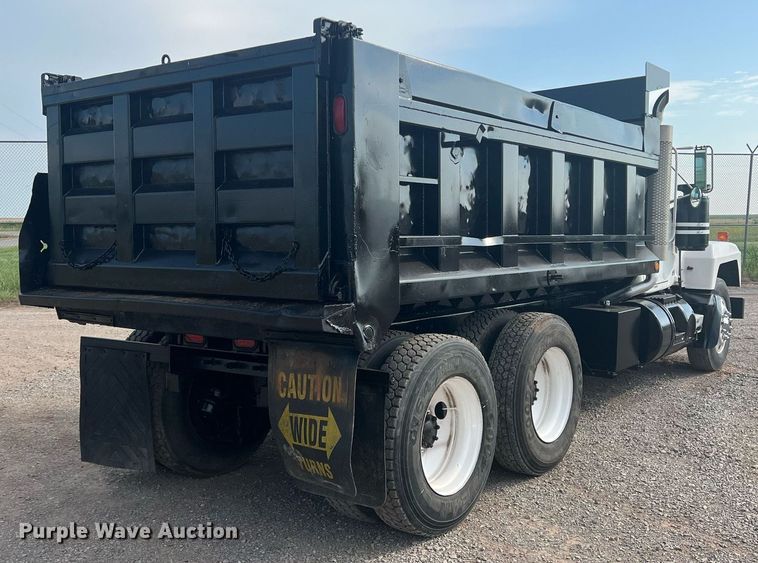 image for item DN3013 2001 Mack RD690S  dump truck