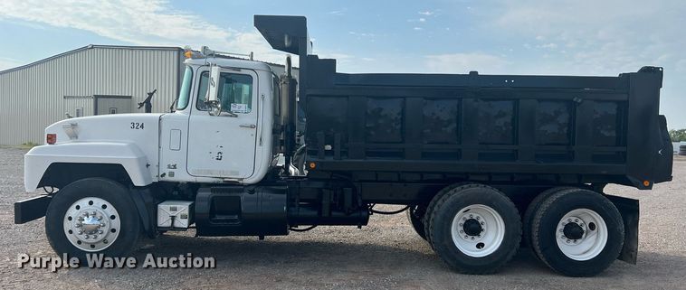 image for item DN3013 2001 Mack RD690S  dump truck