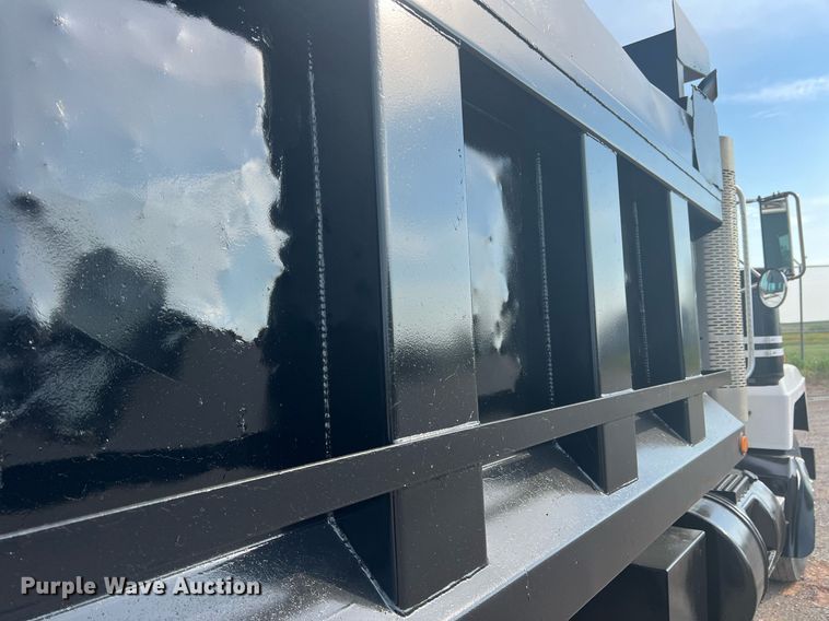 image for item DN3013 2001 Mack RD690S  dump truck