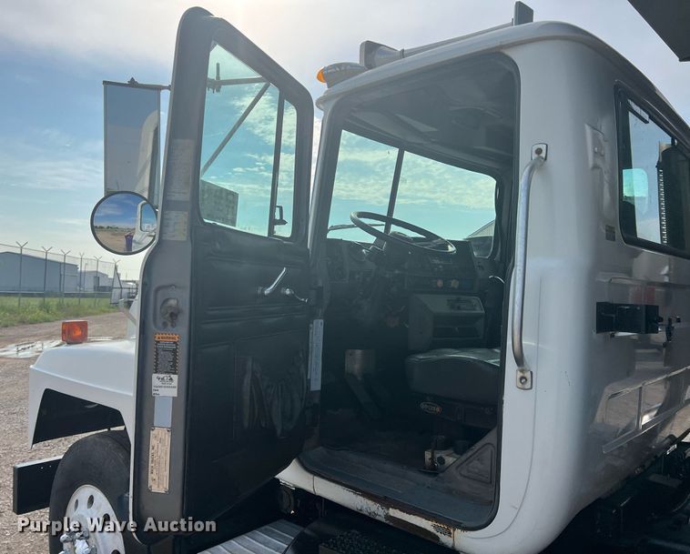 image for item DN3013 2001 Mack RD690S  dump truck