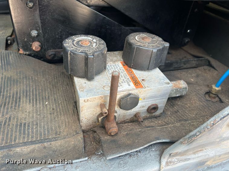 image for item DN3013 2001 Mack RD690S  dump truck