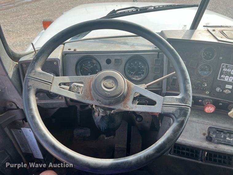 image for item DN3013 2001 Mack RD690S  dump truck