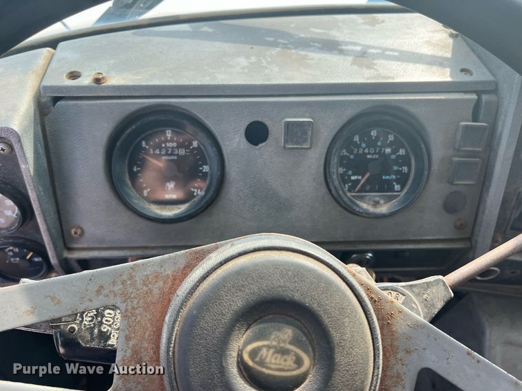 image for item DN3013 2001 Mack RD690S  dump truck