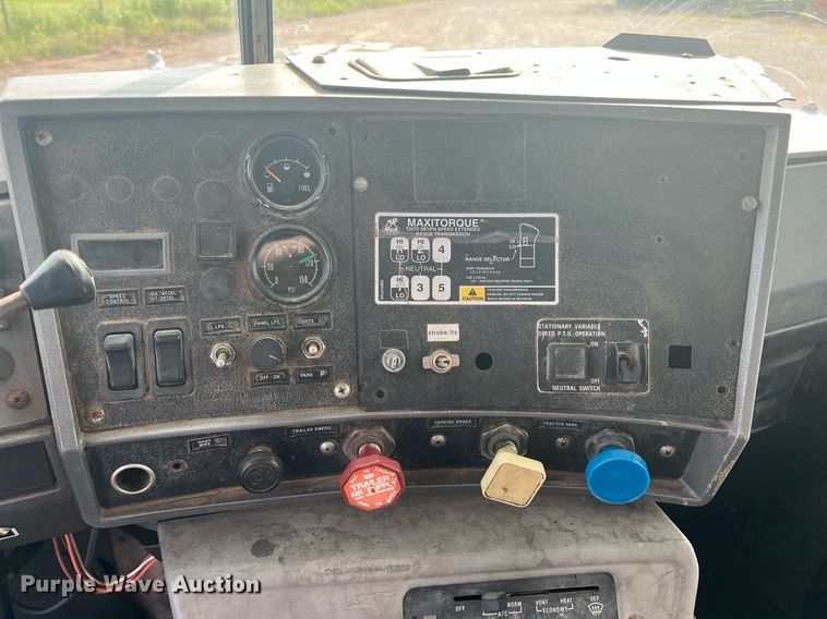 image for item DN3013 2001 Mack RD690S  dump truck