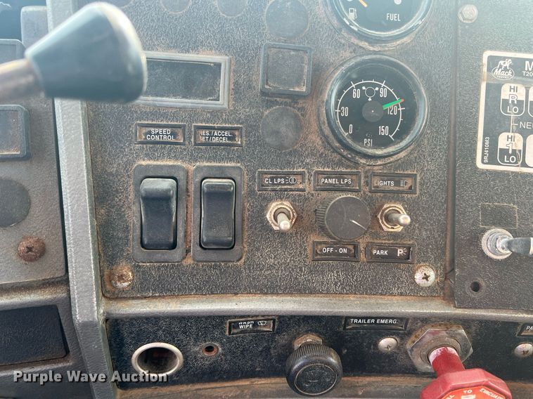 image for item DN3013 2001 Mack RD690S  dump truck