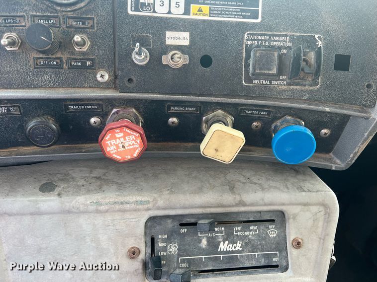 image for item DN3013 2001 Mack RD690S  dump truck