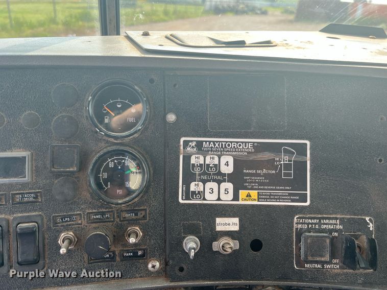 image for item DN3013 2001 Mack RD690S  dump truck