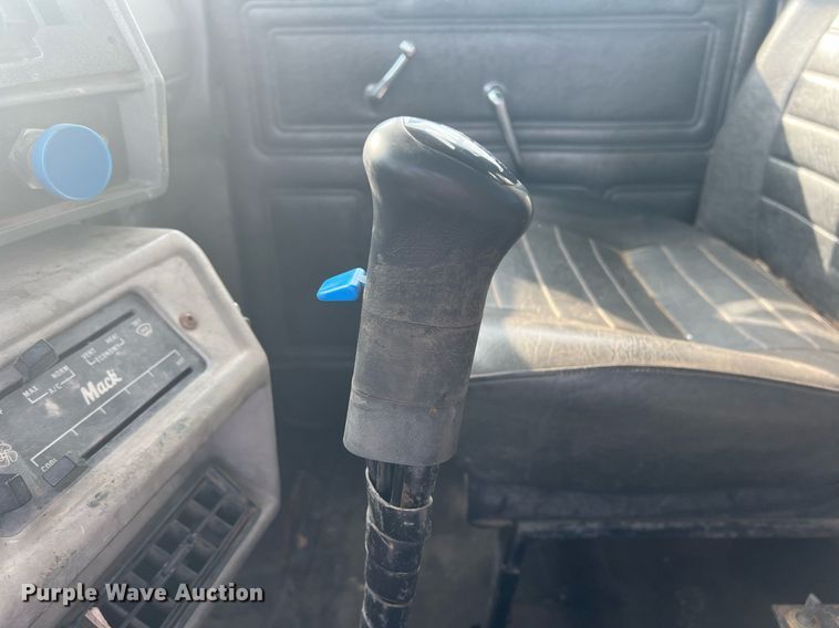 image for item DN3013 2001 Mack RD690S  dump truck