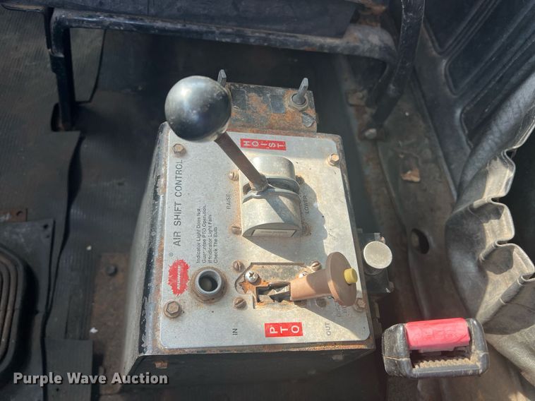 image for item DN3013 2001 Mack RD690S  dump truck