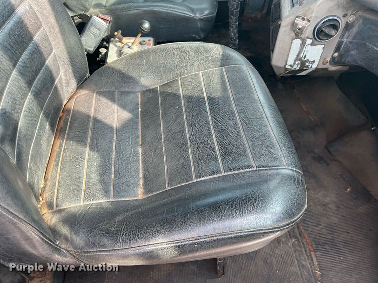 image for item DN3013 2001 Mack RD690S  dump truck