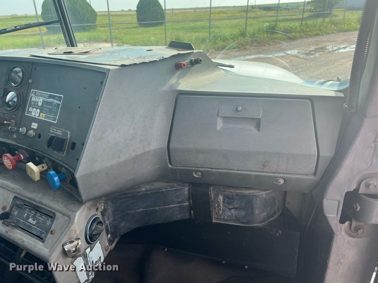 image for item DN3013 2001 Mack RD690S  dump truck