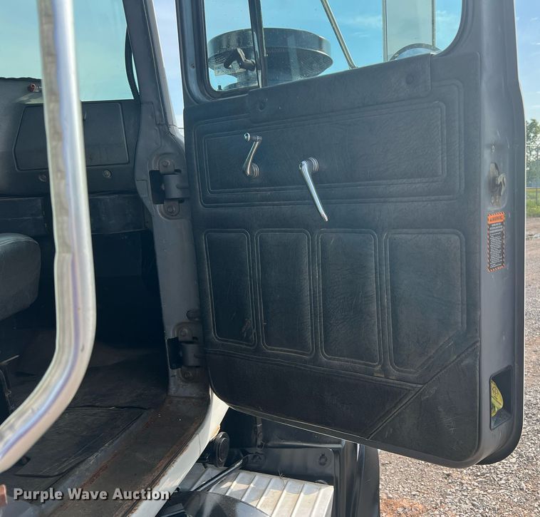 image for item DN3013 2001 Mack RD690S  dump truck