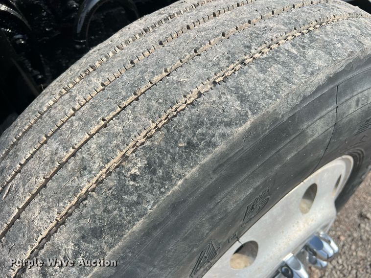 image for item DN3013 2001 Mack RD690S  dump truck