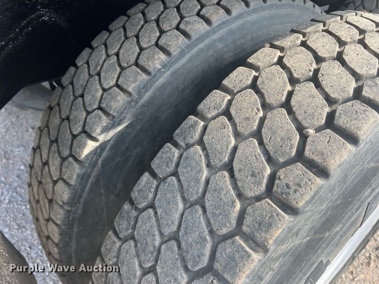 image for item DN3013 2001 Mack RD690S  dump truck