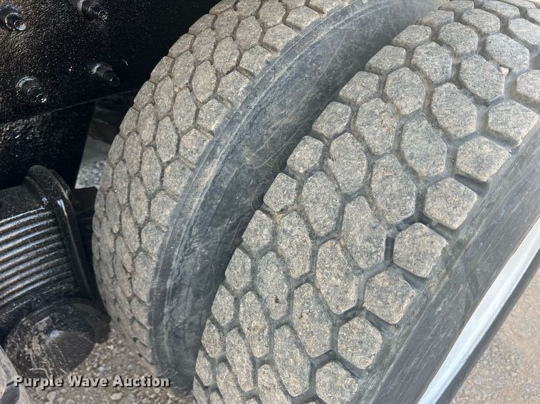 image for item DN3013 2001 Mack RD690S  dump truck