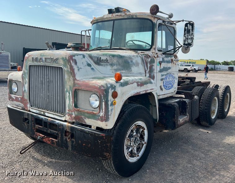 image for item DN3014 1971 Mack R685ST  semi truck