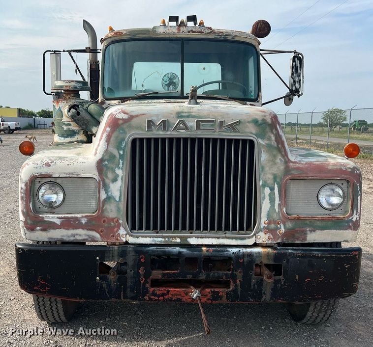 image for item DN3014 1971 Mack R685ST  semi truck