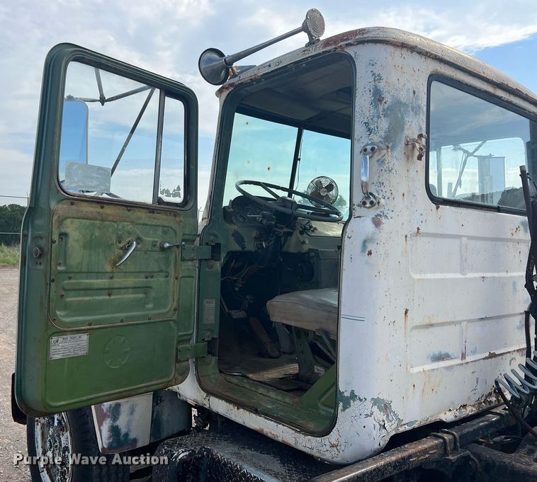 image for item DN3014 1971 Mack R685ST  semi truck