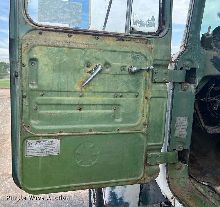 image for item DN3014 1971 Mack R685ST  semi truck