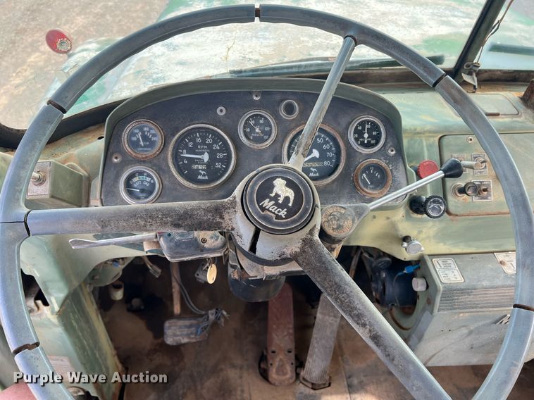 image for item DN3014 1971 Mack R685ST  semi truck