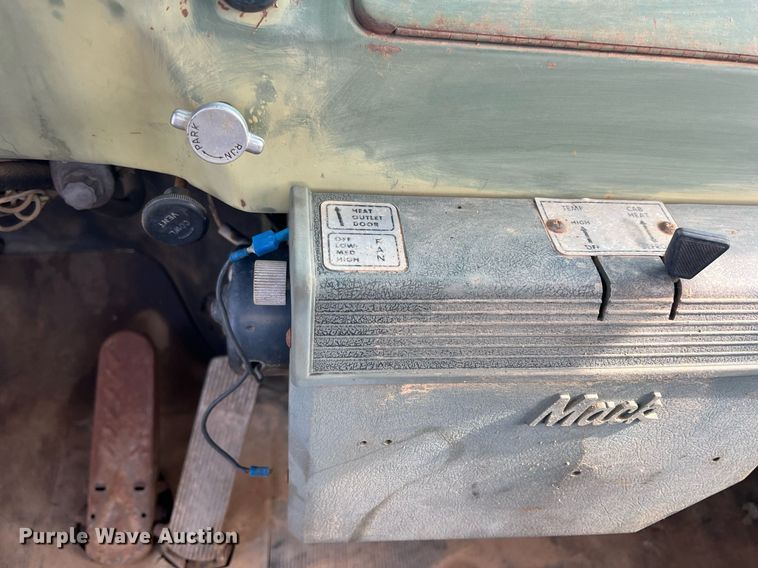 image for item DN3014 1971 Mack R685ST  semi truck