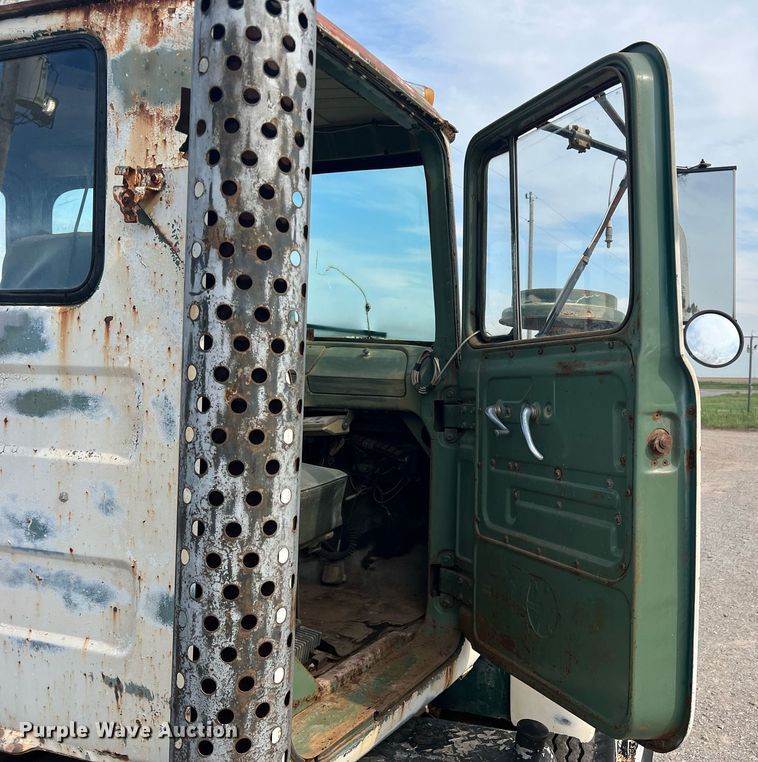 image for item DN3014 1971 Mack R685ST  semi truck