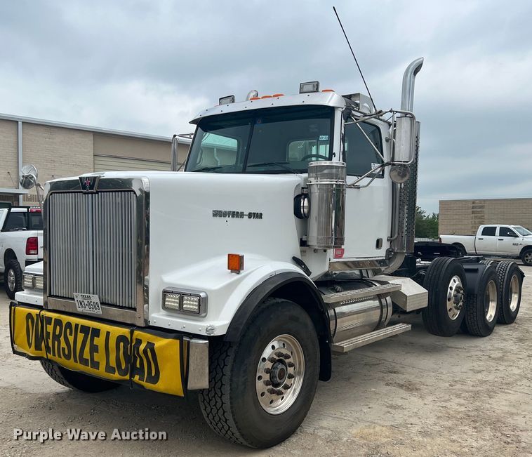 image for item DN3039 2007 Western Star 4900  semi truck