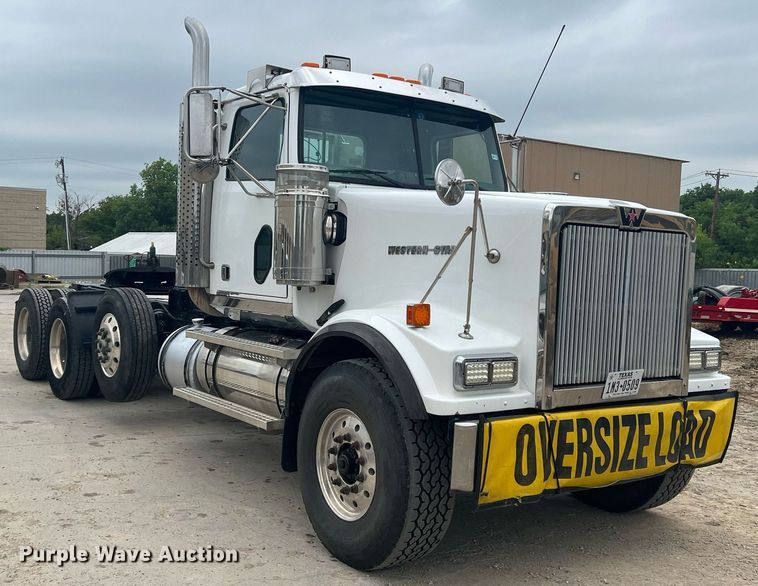 image for item DN3039 2007 Western Star 4900  semi truck