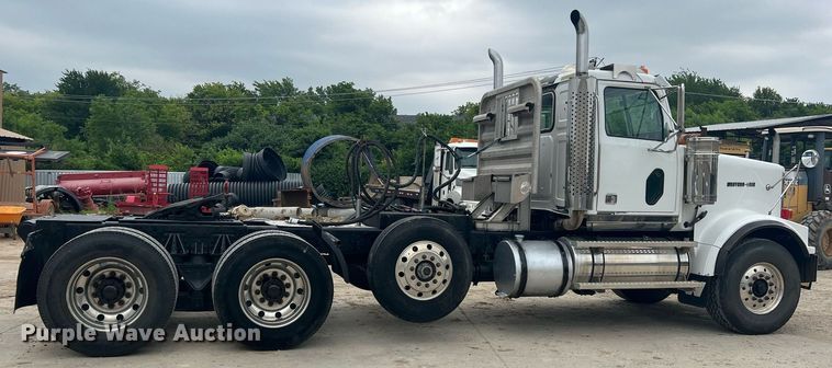 image for item DN3039 2007 Western Star 4900  semi truck