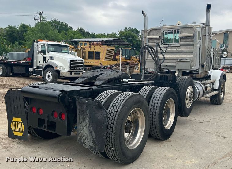 image for item DN3039 2007 Western Star 4900  semi truck