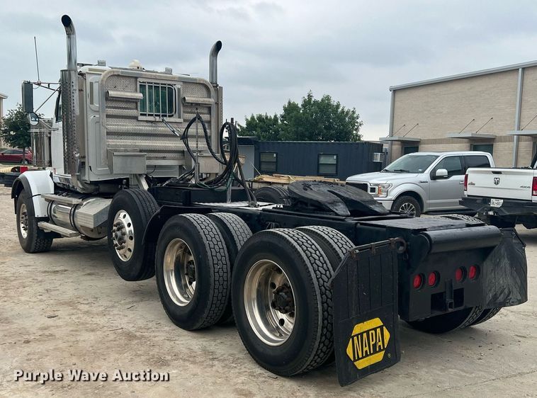 image for item DN3039 2007 Western Star 4900  semi truck