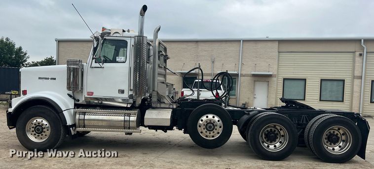image for item DN3039 2007 Western Star 4900  semi truck