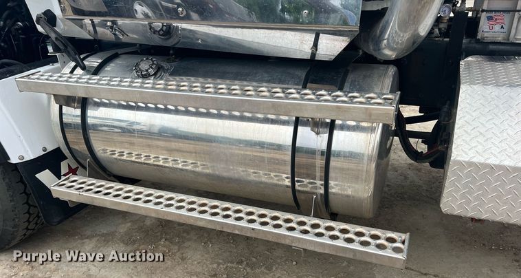 image for item DN3039 2007 Western Star 4900  semi truck