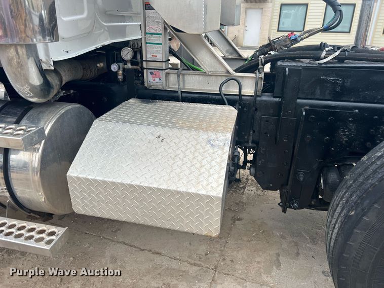 image for item DN3039 2007 Western Star 4900  semi truck