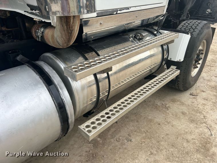 image for item DN3039 2007 Western Star 4900  semi truck