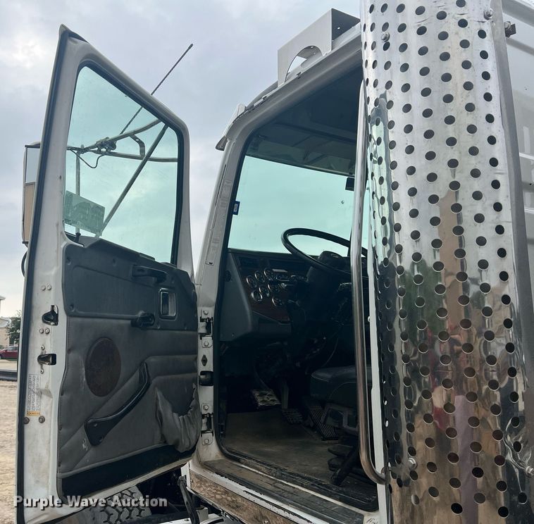 image for item DN3039 2007 Western Star 4900  semi truck