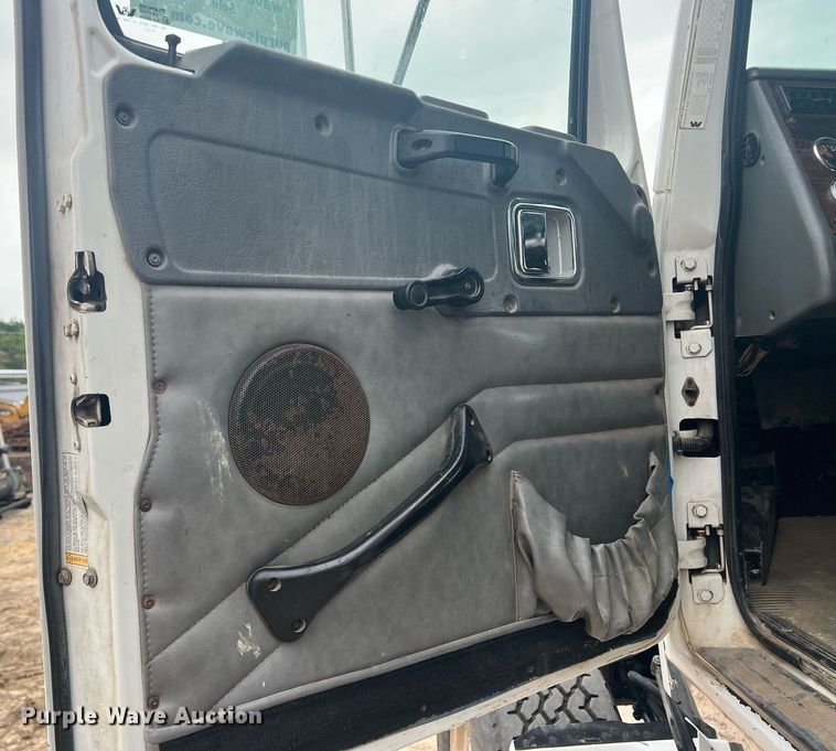 image for item DN3039 2007 Western Star 4900  semi truck