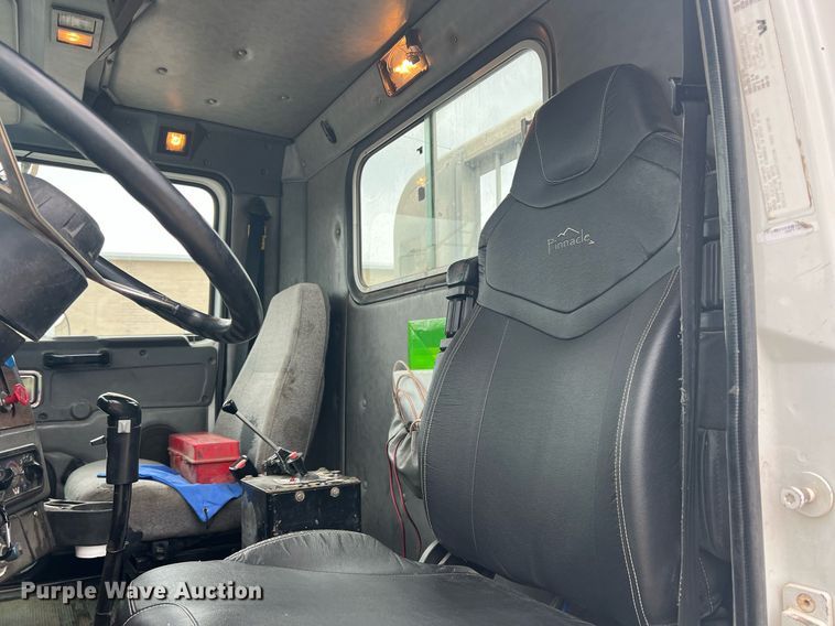 image for item DN3039 2007 Western Star 4900  semi truck