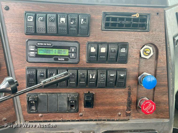 image for item DN3039 2007 Western Star 4900  semi truck