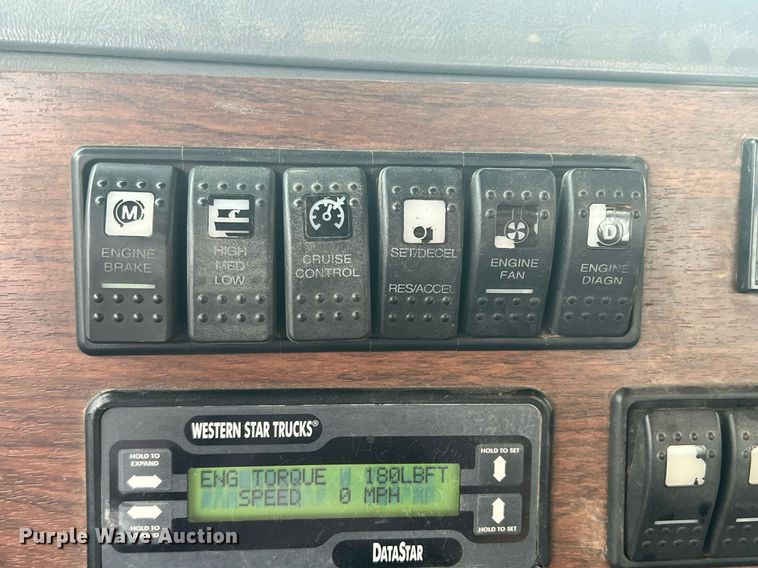 image for item DN3039 2007 Western Star 4900  semi truck