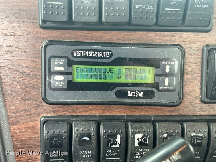 image for item DN3039 2007 Western Star 4900  semi truck