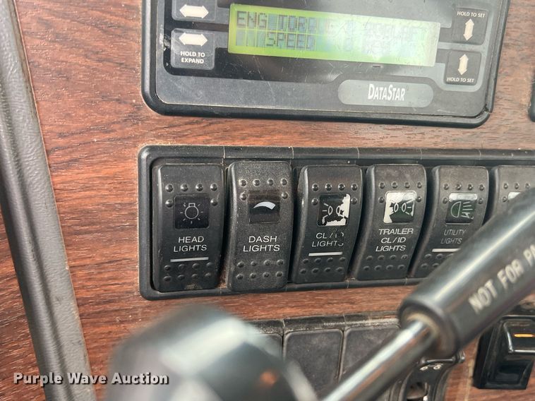 image for item DN3039 2007 Western Star 4900  semi truck