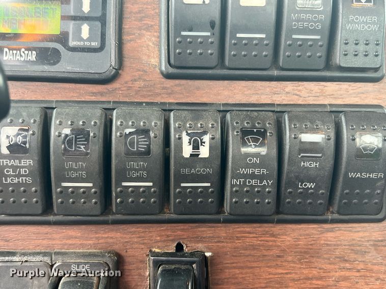 image for item DN3039 2007 Western Star 4900  semi truck