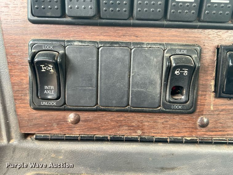 image for item DN3039 2007 Western Star 4900  semi truck