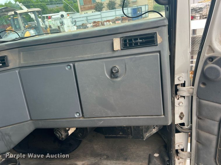 image for item DN3039 2007 Western Star 4900  semi truck