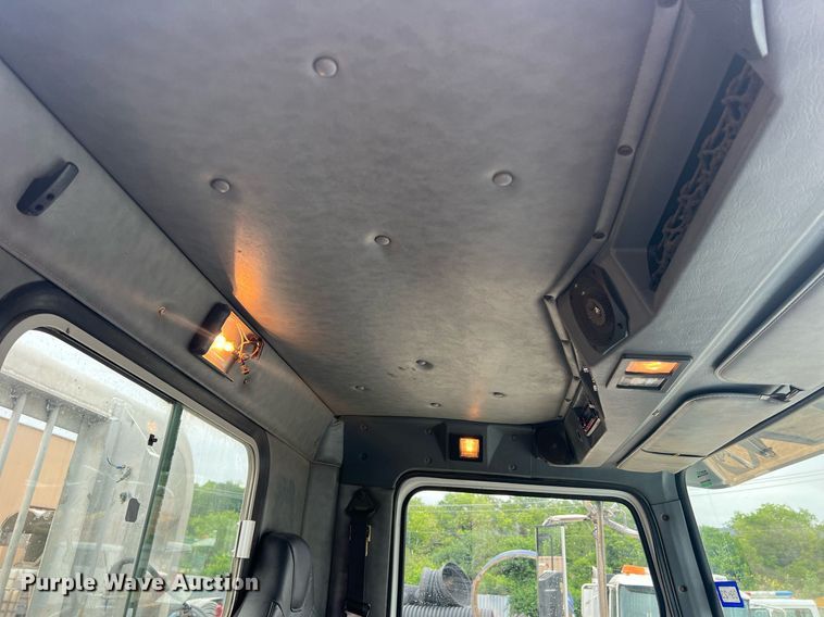 image for item DN3039 2007 Western Star 4900  semi truck