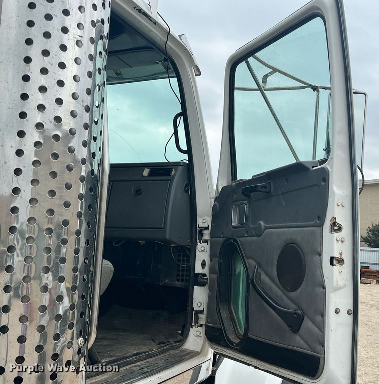 image for item DN3039 2007 Western Star 4900  semi truck