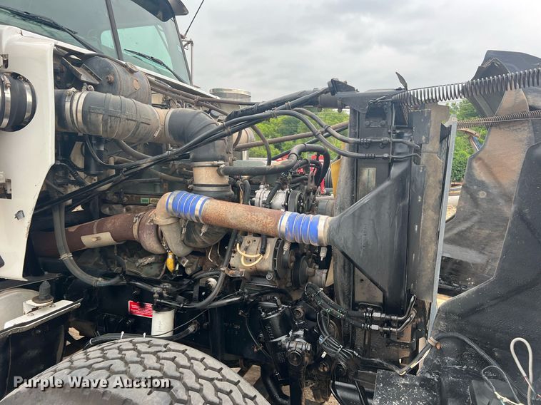 image for item DN3039 2007 Western Star 4900  semi truck