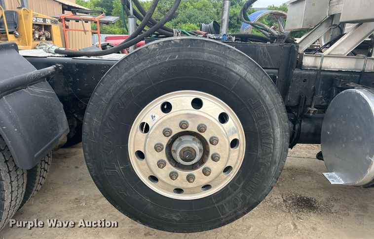 image for item DN3039 2007 Western Star 4900  semi truck